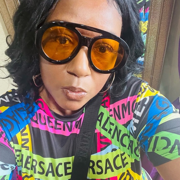 Oversize Sunglasses - Picture 2 of 3